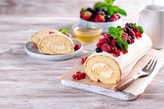 Rollo de bizcocho relleno de crema y frutos rojos