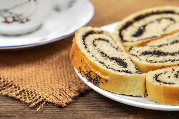 Rollo de bollería casera con semillas de amapola