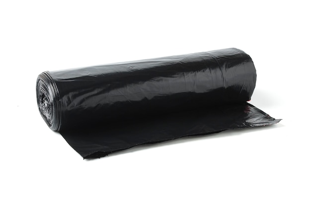 Rollo de bolsas de basura de plástico negro aislado en blanco