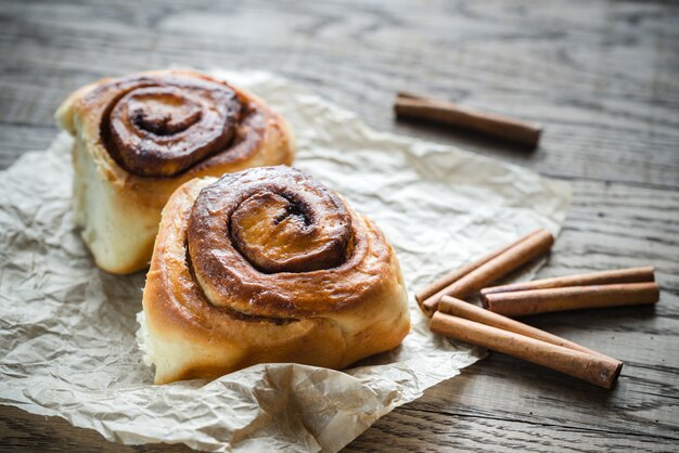 Rollo de canela en mesa de madera