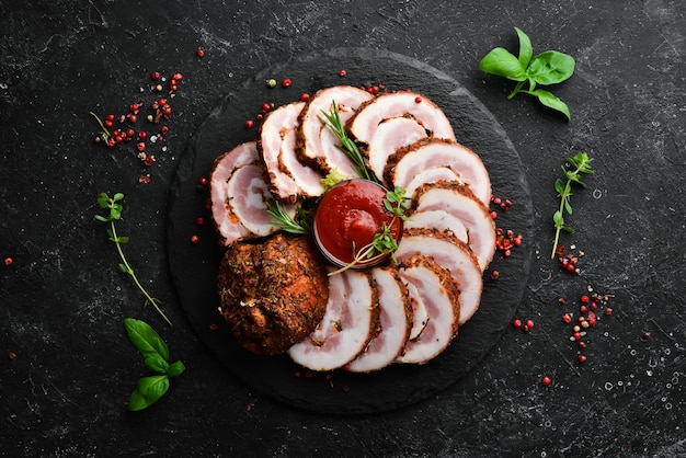 Rollo de carne al horno de cerdo y especias Vista superior Estilo rústico