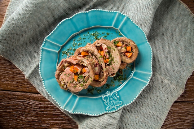 Rollo de carne relleno de patatas carne asada y zanahoria - Matambre