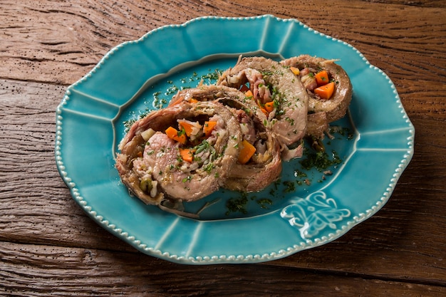 Rollo de carne relleno de patatas carne asada y zanahoria - Matambre