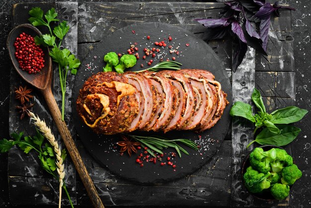 Rollo de cerdo al horno con mostaza y especias Vista superior Estilo rústico