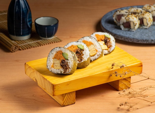 Rollo clásico japonés servido aislado en tablero de madera vista superior de comida japonesa