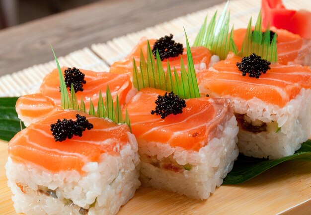 Foto rollo de comida japonesa tradicional sushi japonés hecho de salmón