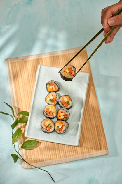 Rollo coreano Gimbap (kimbob) hecho de arroz blanco al vapor (bap) y varios otros ingredientes