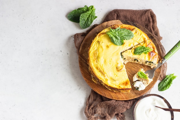 Rollo de crepes con espinacas, pollo y queso crema al horno con salsa bechamel