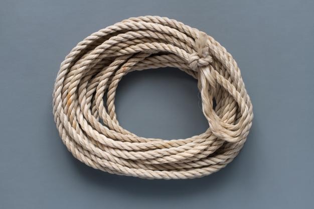 Un rollo de cuerda sobre un fondo gris