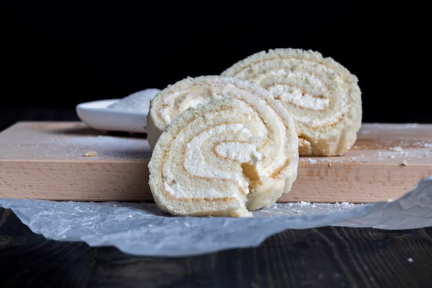 Un rollo enrollado de pastel suave y relleno de cuajada dulce.