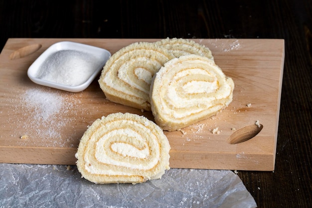 Un rollo enrollado de pastel suave y relleno de cuajada dulce.