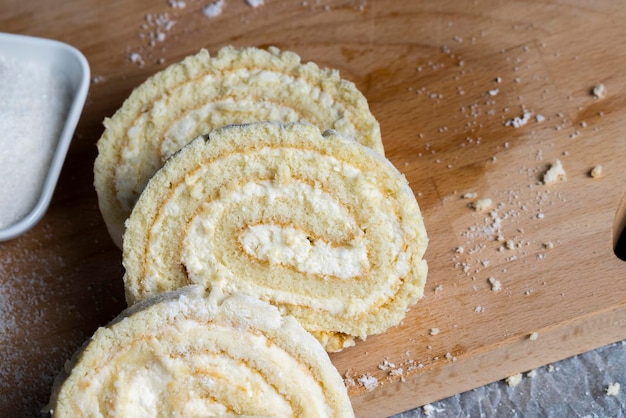 Un rollo enrollado de pastel suave y relleno de cuajada dulce.