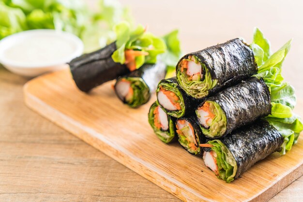 Foto rollo de ensalada de algas con palito