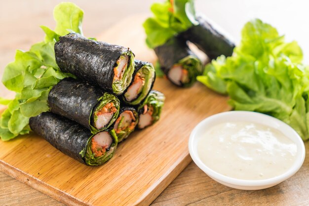 rollo de ensalada de algas con palo de cangrejo