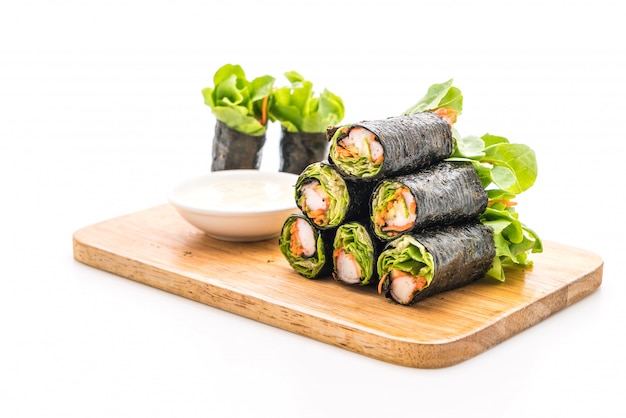 rollo de ensalada de algas con palo de cangrejo