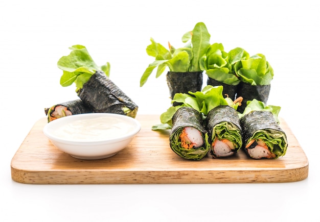 rollo de ensalada de algas con palo de cangrejo