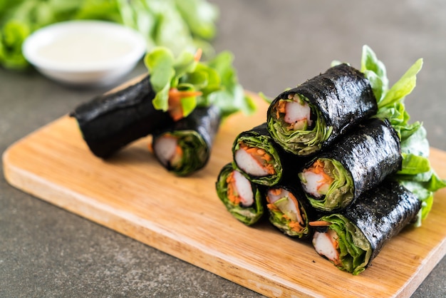 Foto rollo de ensalada de algas con palo de cangrejo