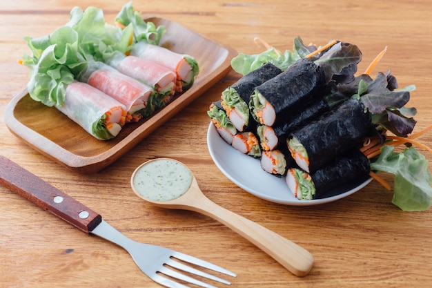 rollo de ensalada en la mesa de madera