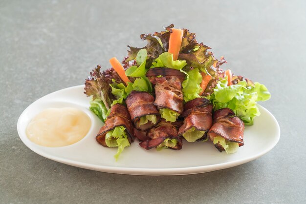 rollo de ensalada con tocino