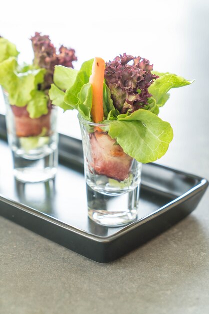 rollo de ensalada con tocino