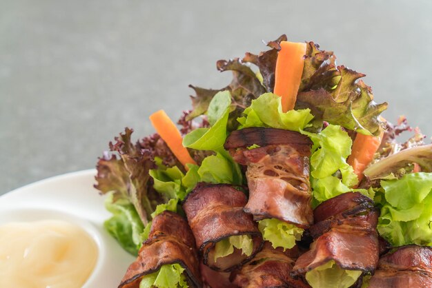 rollo de ensalada con tocino