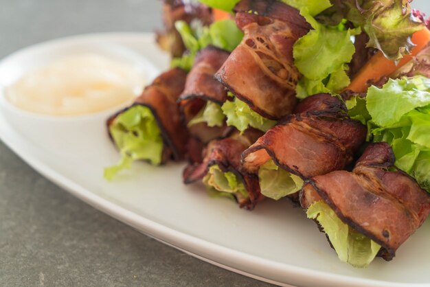 rollo de ensalada con tocino