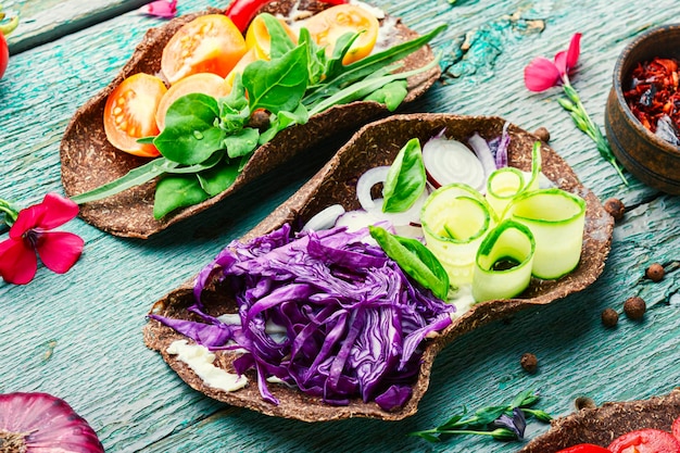 Rollo de envoltura de tortilla vegana con verduras.Alimentos saludables