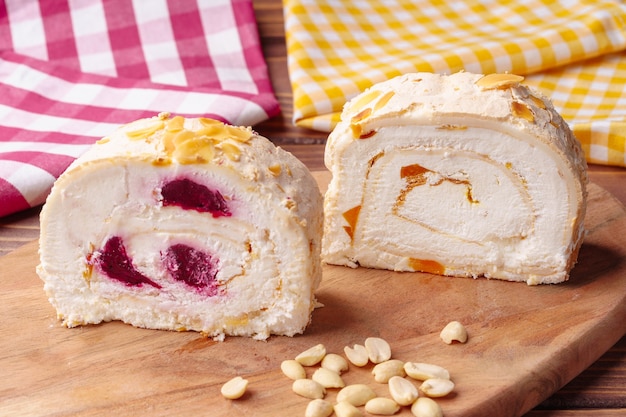 Rollo de galleta con cereza sobre tabla de madera