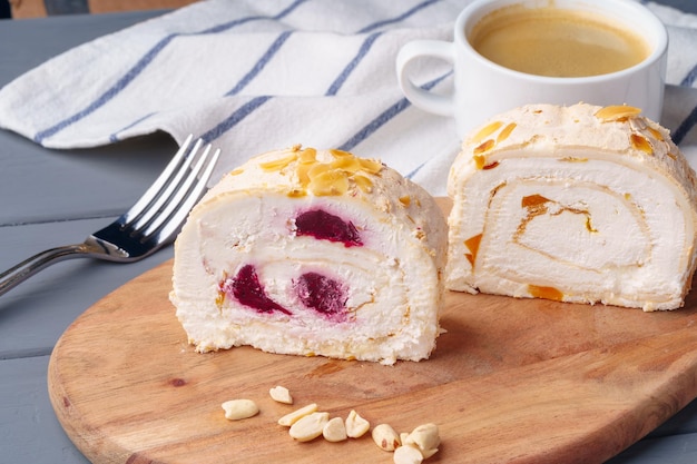 Rollo de galleta con cereza sobre tabla de madera