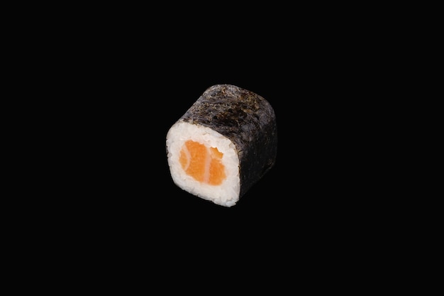 Rollo hosomaki con salmón aislado en negro