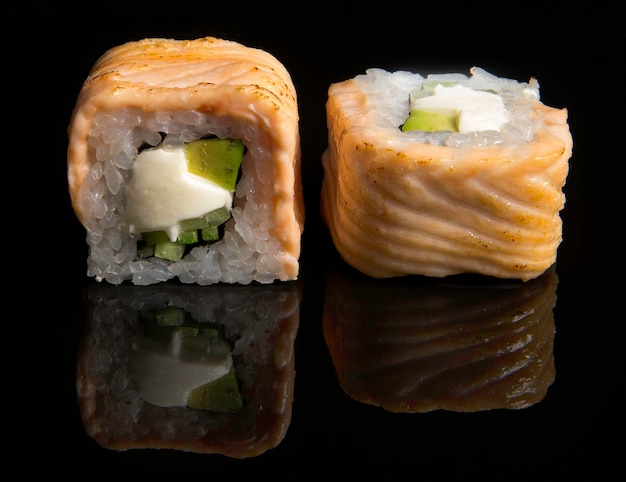 Foto rollo japonés con salmón al horno