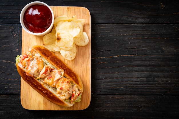 Foto rollo de langosta casera con papas fritas