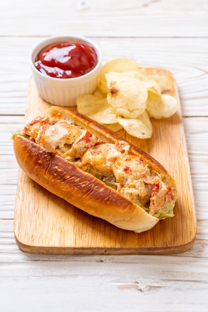 Rollo de langosta casero con papas fritas