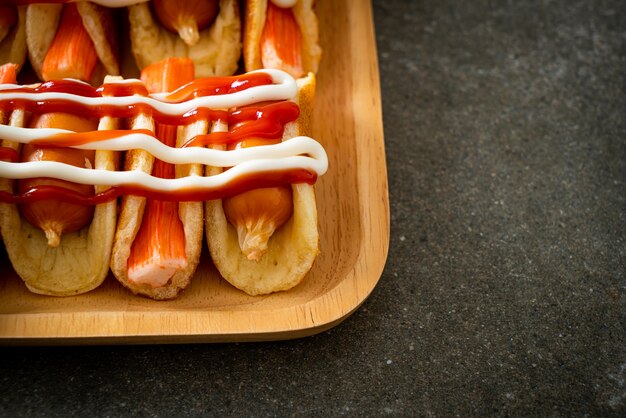 Foto rollo de panqueque plano casero con salchicha y palito de cangrejo