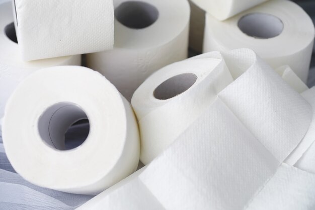 Rollo de papel higiénico. Papel higiénico suave blanco como la nieve de tres capas. Falta de productos de higiene. Protección primaria y desinfección.