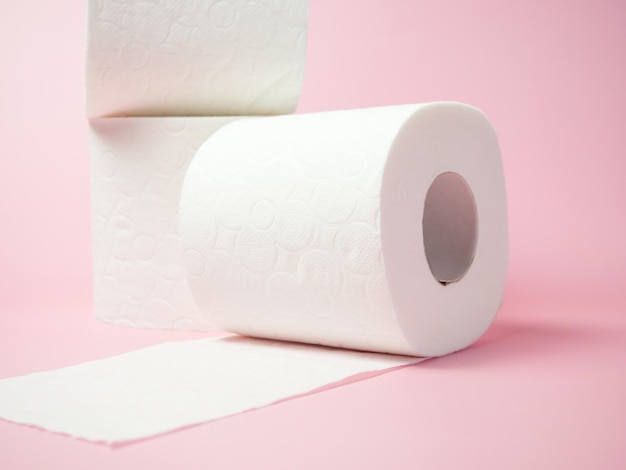 Rollo de papel higiénico sobre fondo rosa Espacio para texto