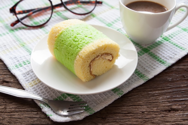 Rollo de pastel con café caliente