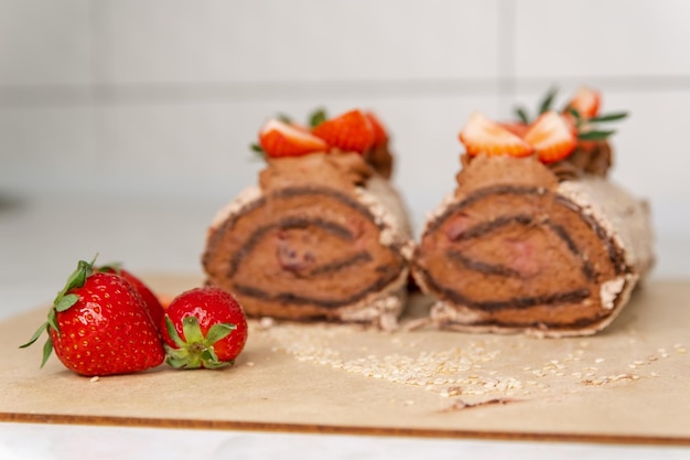 Rollo de pastel casero con chocolate y fresas frescas