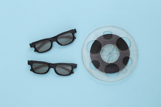 Rollo de película y gafas 3D en azul. Industria del entretenimiento. Cine