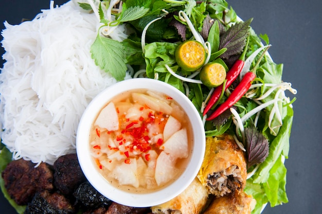 El rollo de primavera de Bun cha viet nam