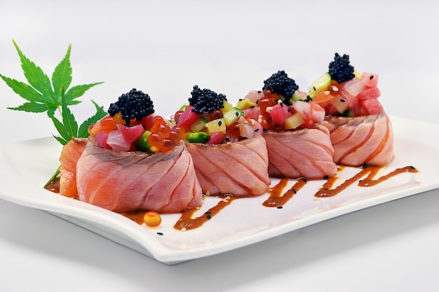 Rollo de salmón especial (huevas de caviar, huevas de salmón, maguro, otoro, salmón)