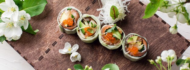 Rollo de sushi de aguacate y col rizada saludable con palillos foto de alta calidad