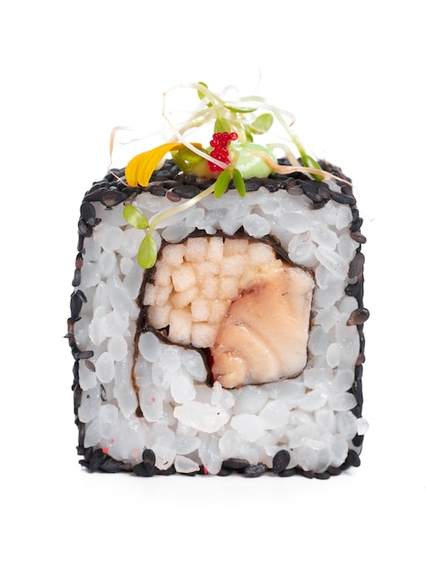 Rollo de sushi aislado en blanco