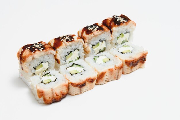 Rollo de sushi, aislado en blanco