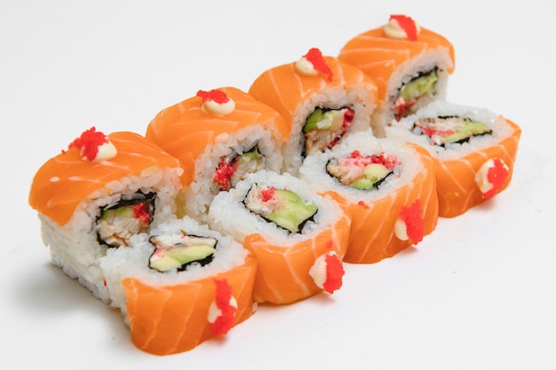 Rollo de sushi, aislado en blanco