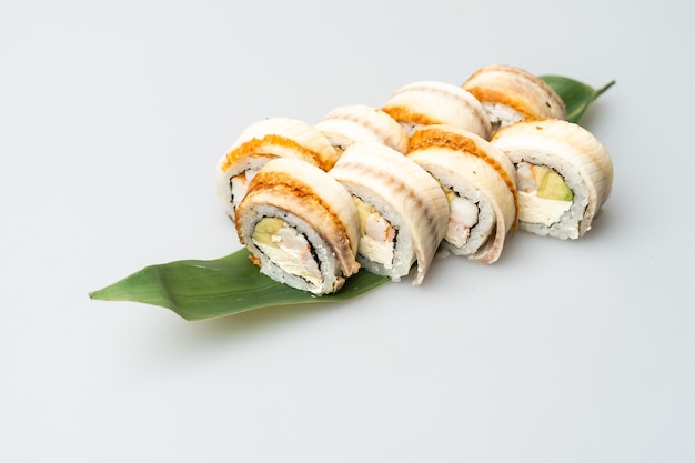 rollo de sushi aislado en blanco.