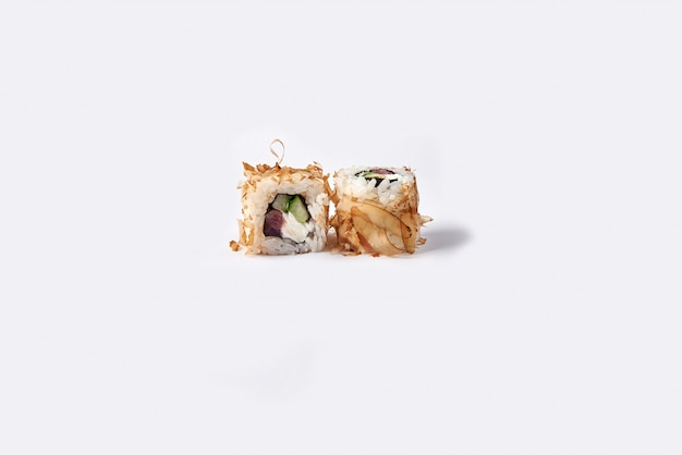 rollo de sushi aislado en espacio en blanco