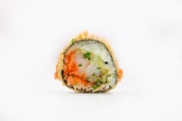 Rollo de sushi aislado en un fondo blanco