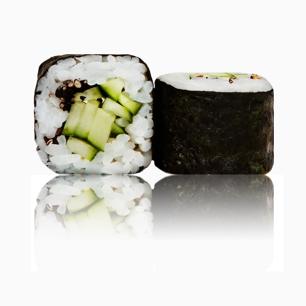 Rollo de sushi aislado con reflexión.