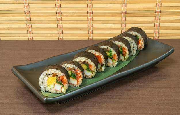 rollo de sushi con algas, comida japonesa